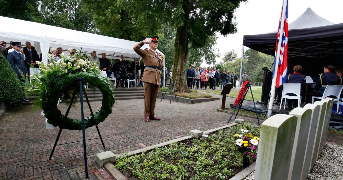 Herdenking omgekomen Britse Vliegeniers in Hei- en Boeicop is dag na overlijden Elizabeth. 'De vlagg