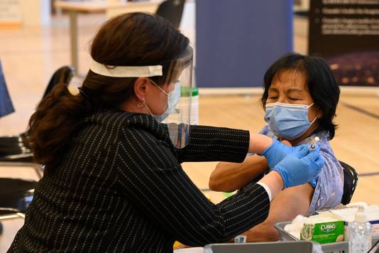 Anita Quidangen krijgt het vaccin toegediend in Toronto.
