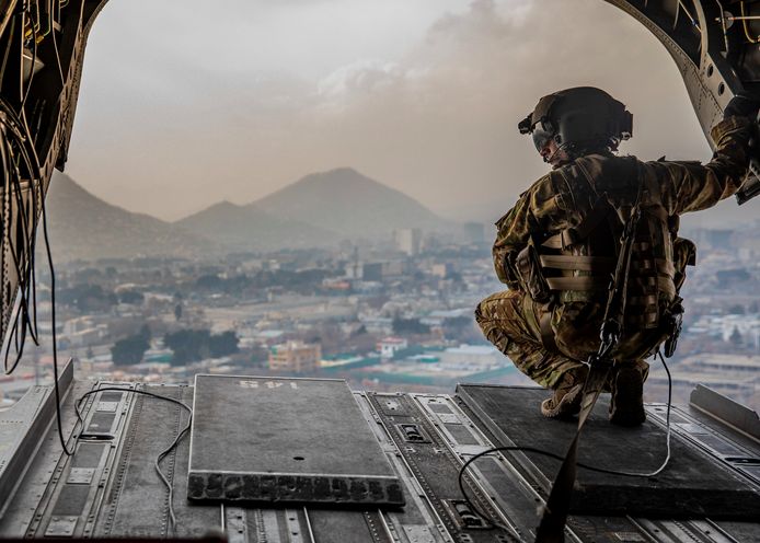 Un soldato americano durante un volo in elicottero su Kabul.  Foto d'archivio.