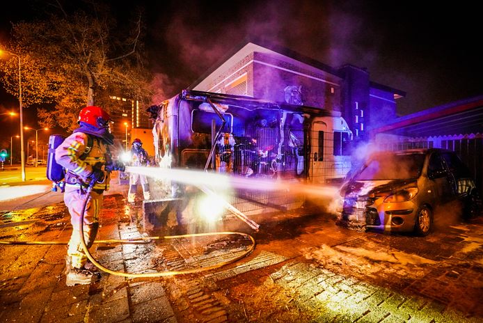 Camper en auto uitgebrand op de Europalaan in Eindhoven.