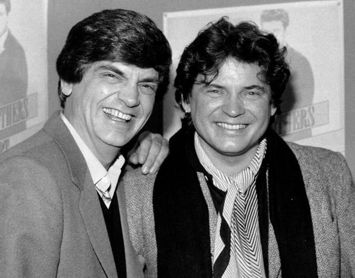 De vorige week overleden Don Everly (r) met zijn broer Phil in 1984.