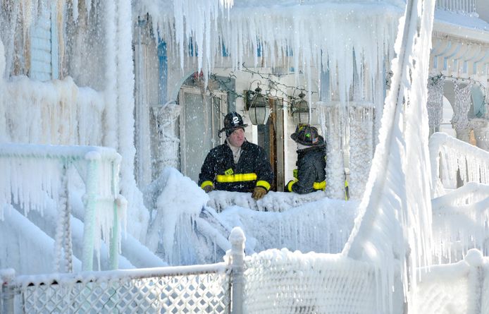 7 januari: brandweermannen zijn opgeroepen om een brand te blussen in Massachusetts, Boston. Ze komen terecht in ijspaleis.