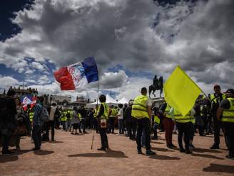 Minder ‘gele hesjes’ de straat op in Frankrijk, tien agenten gewond bij rellen in Lyon