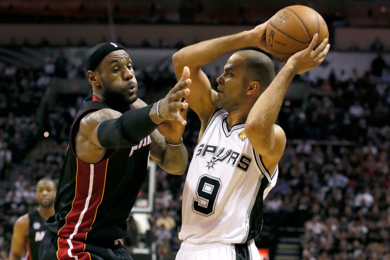 Tony Parker van de Spurs (rechts) in duel met LeBron James. Beeld afp