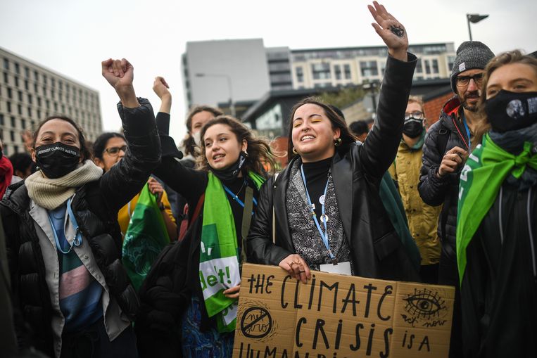 Demonstranten van Extinction Rebellion voeren vrijdag actie bij de klimaattop in Glasgow. Beeld Peter Summers / Getty