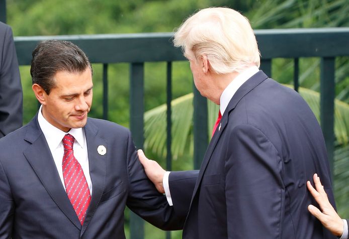 Enrique Pena Nieto (L) en Donald J. Trump (R)
