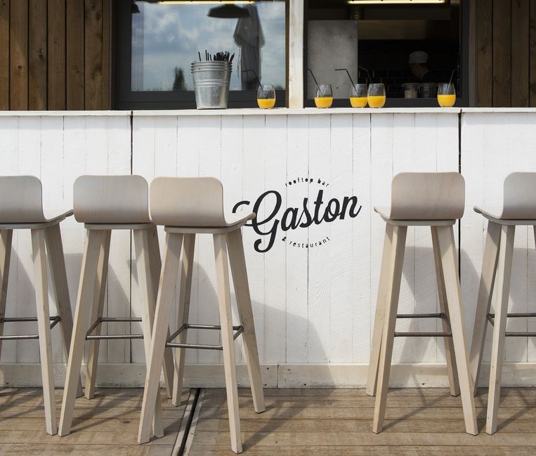 Van zodra de keuken de deuren sluit, transformeert het resto Gaston in een gemoedelijke bar. Beeld Rooftopbar Gaston 