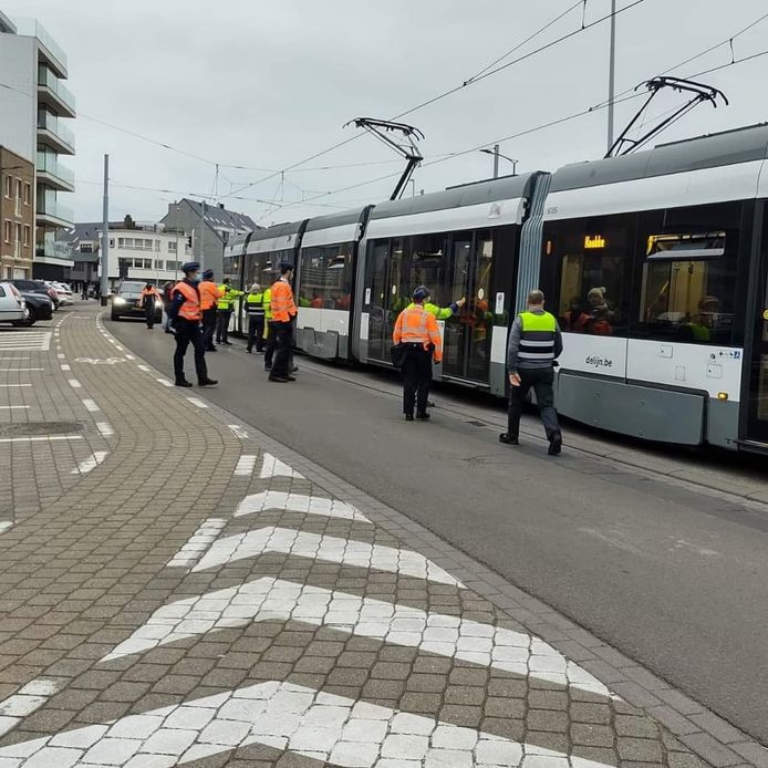 De politie voerde controles uit op de trams en treinen