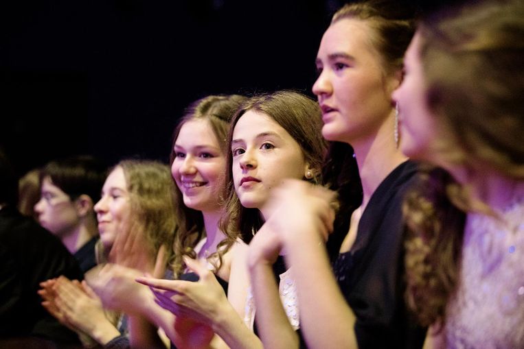 Minou op het podium, kijkend naar de andere kandidaten. Beeld Daniel Rosenthal / de Volkskrant