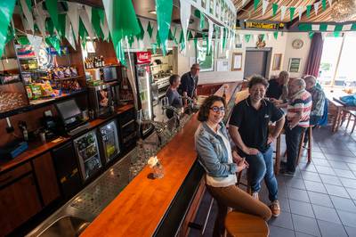 Dertig jaar oude huiskamer van VV Bavel krijgt metamorfose: ‘Vertrouwde sfeer in nieuw jasje’