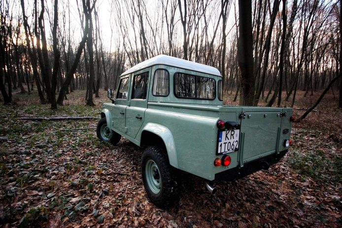 Pools bedrijf bouwt oude Land Rover Defender door voor 60