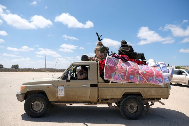 Militairen van het Libische Nationale Leger begeven zich richting de Libische hoofdstad Tripoli. Beeld REUTERS