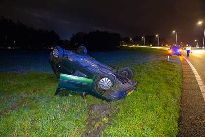 Ongeluk in beruchte bocht knooppunt Hattemerbroek: auto belandt op de kop
