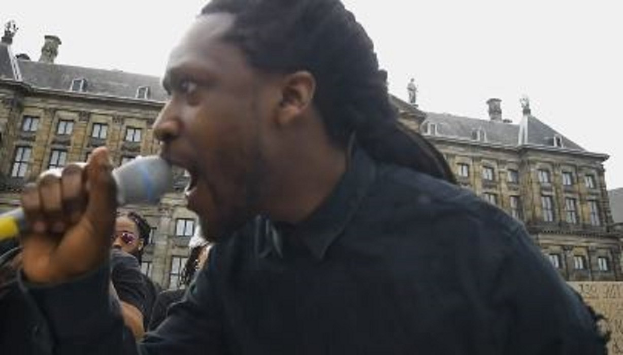 Dreigementen Voor Akwasi Na Zwarte Piet Uitspraak Rapper Doet Aante Waar Mogelijk Foto 