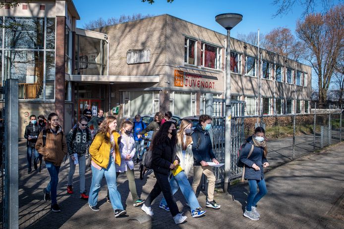 Sociale actie Juvenaat, leerlingen vertrekken van school voor sponsorloop.