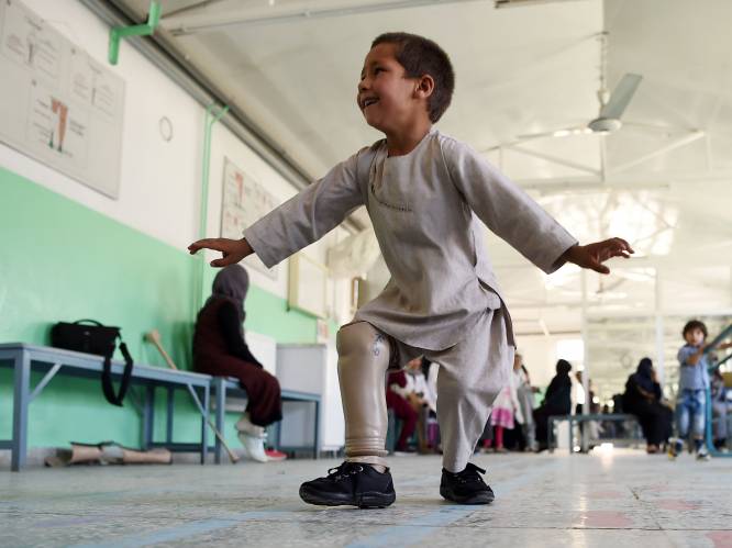 VIDEO. Afghaans jongetje danst van blijdschap nadat hij nieuwe beenprothese krijgt