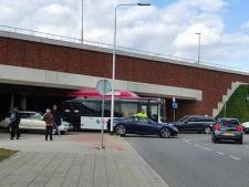 En dat is TIEN: deze keer geen vrachtwagen maar een lijnbus klem onder berucht viaduct in Nijmegen