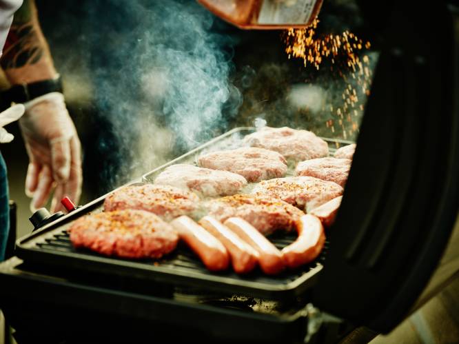 Supermarkten beducht voor barbecuestorm: code rood voor balletjesbrochettes en scampisatés