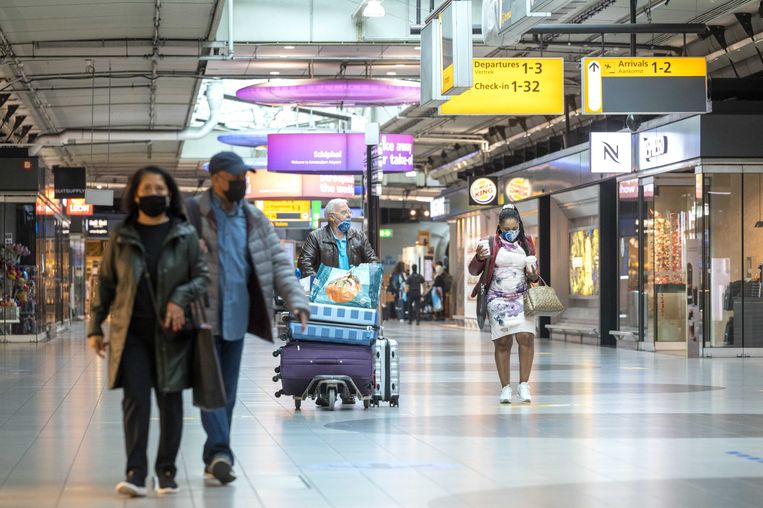 Reizigers op de luchthaven Schiphol in Nederland. Beeld ANP