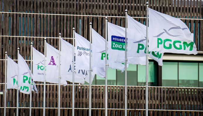 Vlaggen van diverse pensioenfondsen wapperen voor het hoofdkantoor van pensioenbelegger PGGM in Zeist.