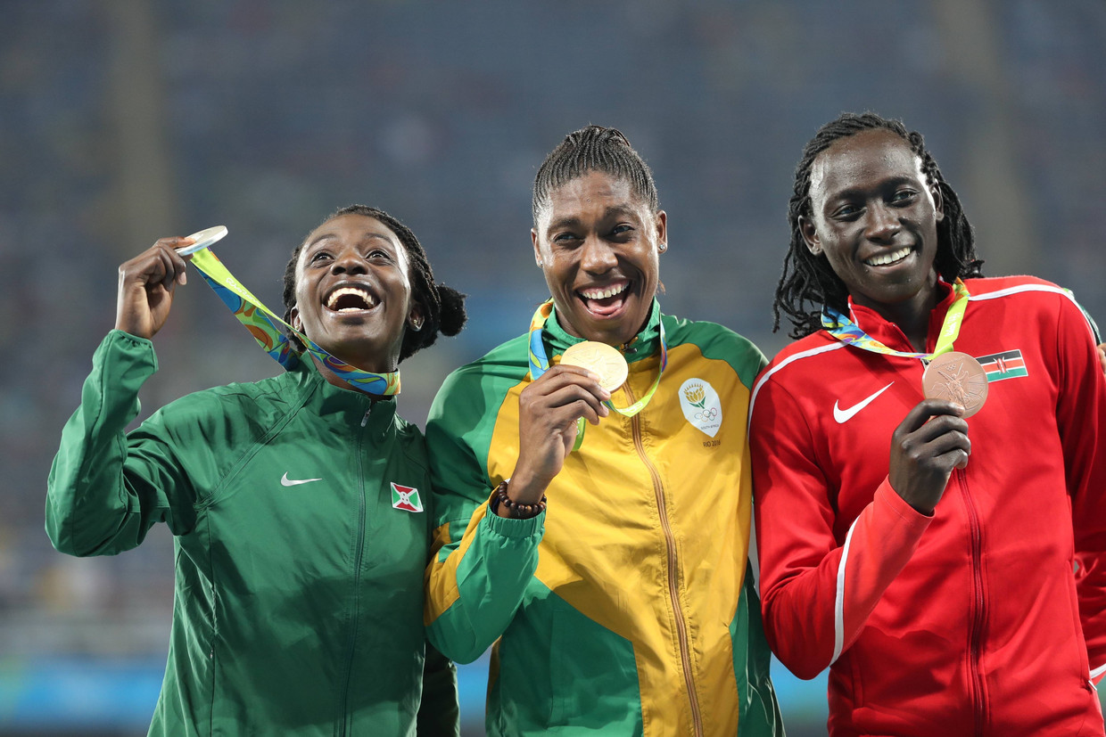 Het podium op de 800 meter tijdens de Olympische Spelen in Rio, augustus 2016: (vlnr) Francine Niyonsaba, Caster Semenya en Margaret Wambui. Alledrie hebben ze volgens World Athletics een te hoog natuurlijk testosterongehalte. Beeld BSR Agency