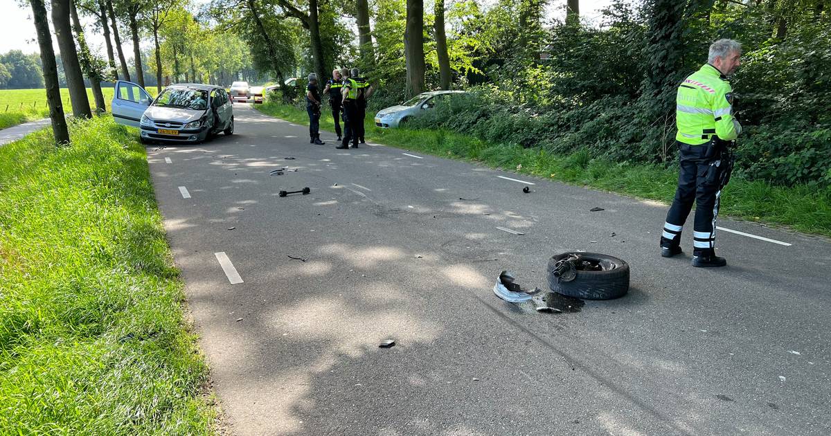 Frontale botsing tussen Bathmen en Deventer: politie checkt of afzetting wel op de weg mocht staan.
