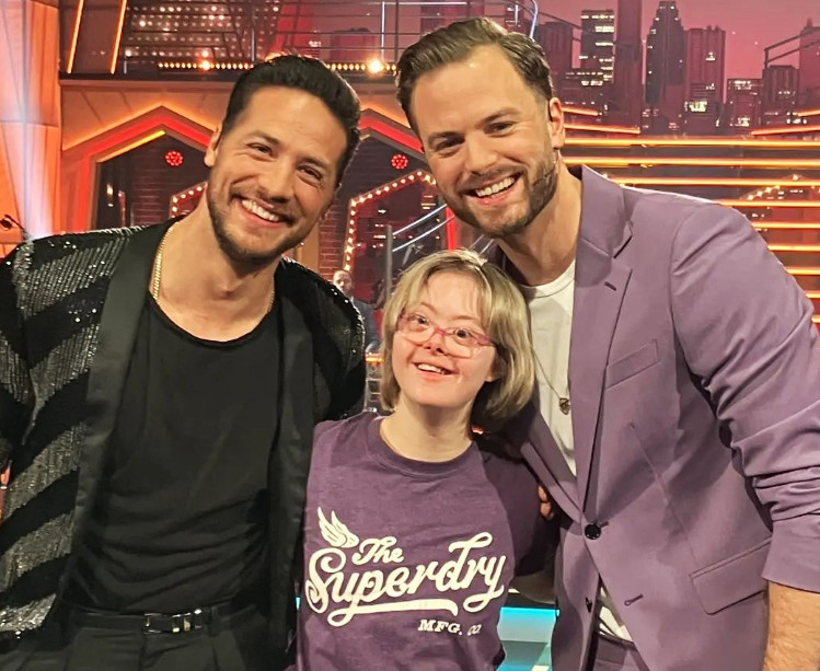 Kim is ‘ster van de avond’ bij Op zoek naar idool Jim maakt van haar een echte Sandy uit Grease