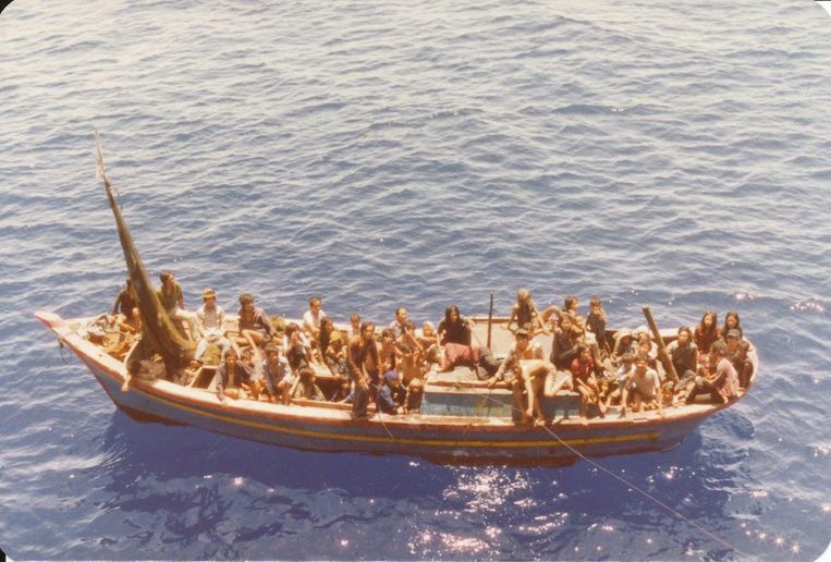 Het Belgische schip E.R. Brugge ontdekt op de Zuid-Chinese zee een stuurloos ronddobberende boot met vluchtelingen uit Vietnam, 1981.  Beeld Collectie Joos Vanneste