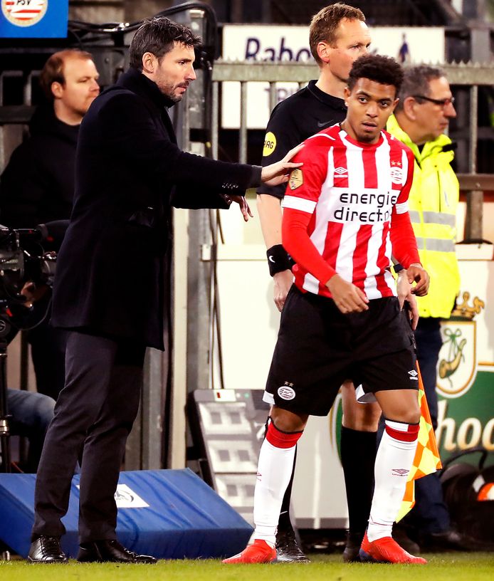 Mark van Bommel verwacht niet dat er bij Donyell Malen veel verandert, nu de schijnwerpers op de succesvolle spits zijn gericht.