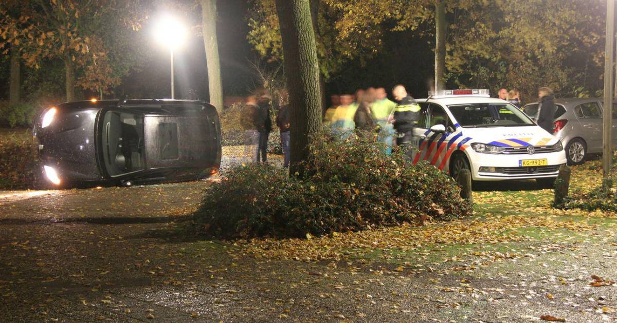 Politie vindt gekantelde auto op parkeerplaats bij Rijssen.