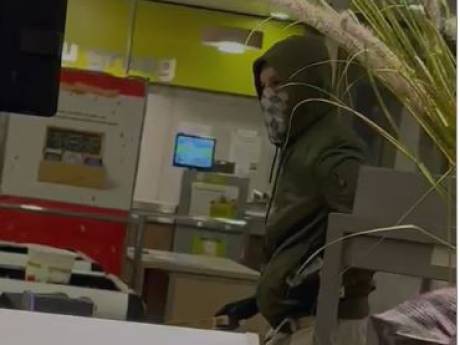Politie houdt man aan die met theedoek voor gezicht supermarkt in Winterswijk beroofde: ‘En nog een prettige avond’
