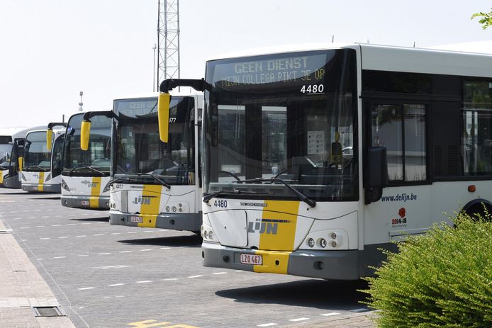 De dienstverlening van De Lijn is vandaag verstoord door de eerste dag van een vierdaagse staking van de socialistische en liberale vakbond. Dat meldt de vervoersmaatschappij.