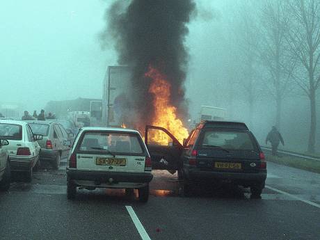 De dag van die kettingbotsing met honderd auto’s, 25 jaar geleden: ‘Ze staart mij achter verbrijzeld glas aan’