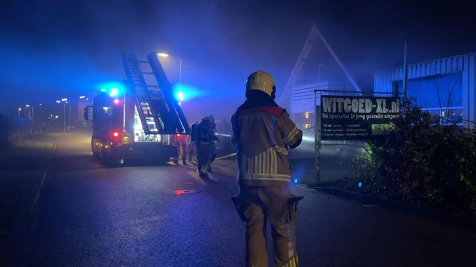 Brandweer aan de Reulver, waar vrijdag een brand in een bedrijfspand is ontstaan.