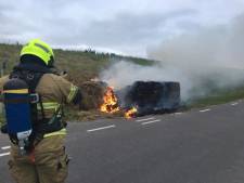 Hooibalen ruim een uur in brand langs Oosterdijk Enkhuizen