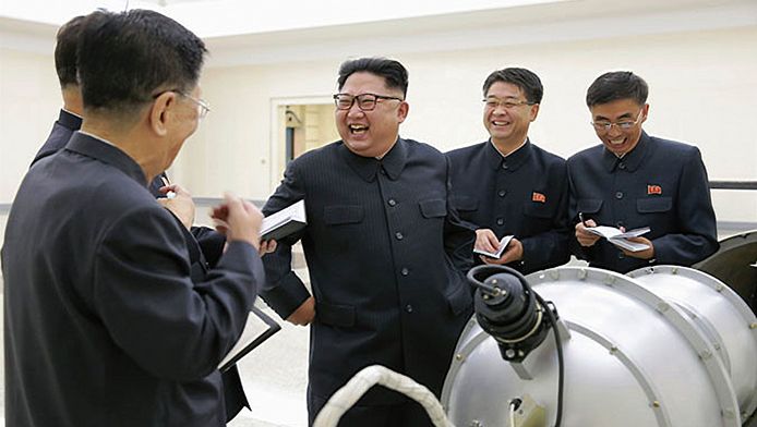Een goedlachse Kim-Jong Un in het Nuclear Weapons Institute, waar hij ingelicht wordt over Noord-Korea's nieuwe kernwapens.