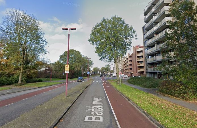 De Batauweg in Nieuwegein. Vanaf september 2023 komt hier een verzinkbare paal, zodat het verkeer niet meer door kan rijden.