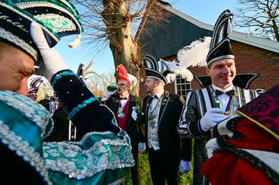 Halve liters bier en onderscheidingen bij gezellige ‘steekpartij’ in sleuteldorp Harbrinkhoek