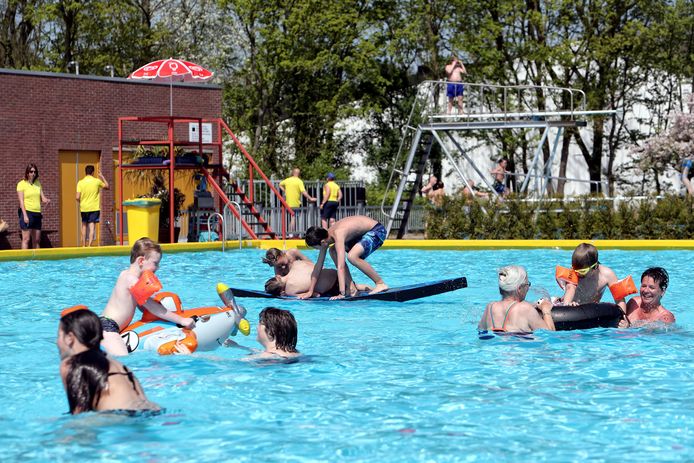 Volop waterpret in zwembad De Melanen, voorjaar 2018. De Halsterse accommodatie zou zondag 21 april weer open gaan, maar vanwege lekkages bij het recreatiebad moet de seizoensstart minstens een week worden uitgesteld.