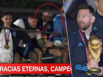 Messi en ploegmaats ontsnappen bij thuiskomst in Buenos Aires maar net aan drama op open bus