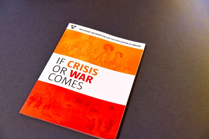 De geïllustreerde brochure met als titel "Om krisen eller kriget kommer" (Als de crisis of oorlog komt).