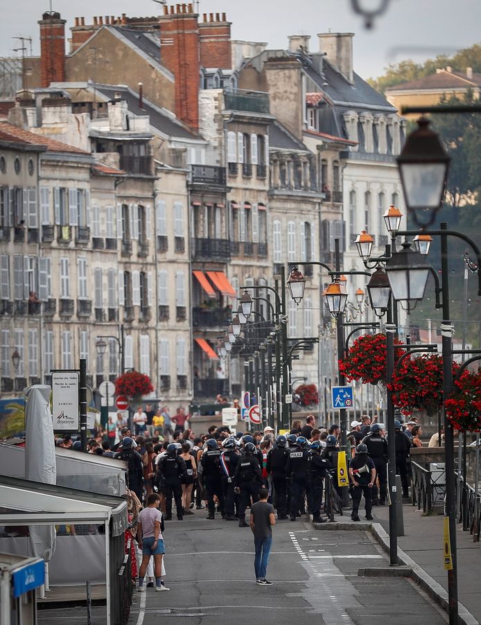 Het kwam zaterdagavond tot een clash tussen politie en demonstranten in Bayonne.