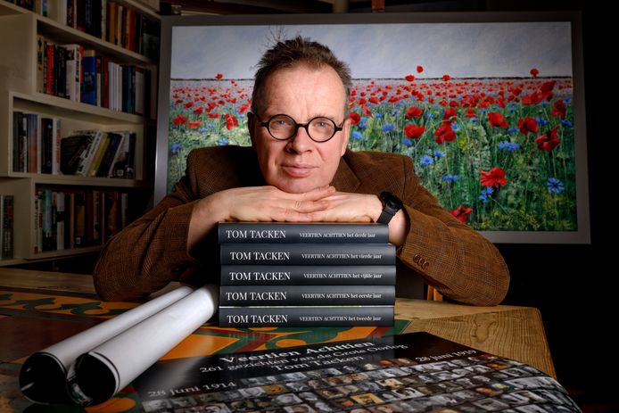 Tom Tacken aan tafel, thuis in Hilvarenbeek, waar de Eerste Wereldoorlog avond aan avond tot leven kwam. Op de achtergrond een schilderij van een klaprozenveld van kunstenares Carla van Gisbergen. De klaproos ('poppy') is hét symbool van de Grote Oorlog.
