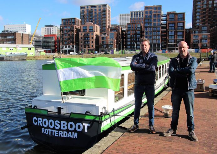 De gebroeders Den Haan bij de Croosboot 2.0, weer helemaal spic en span. De aanlegsteiger komt eraan.