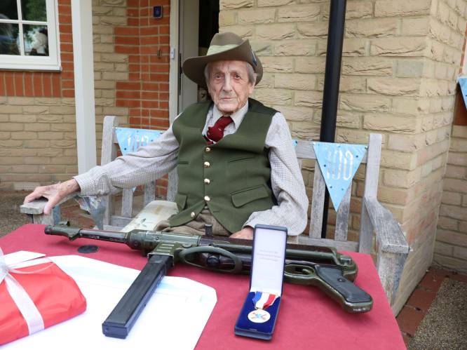 Arnhem veteraan John Waddy (100) toont trots zijn Schmeisser MP40 en drinkt elke dag een gin met uien