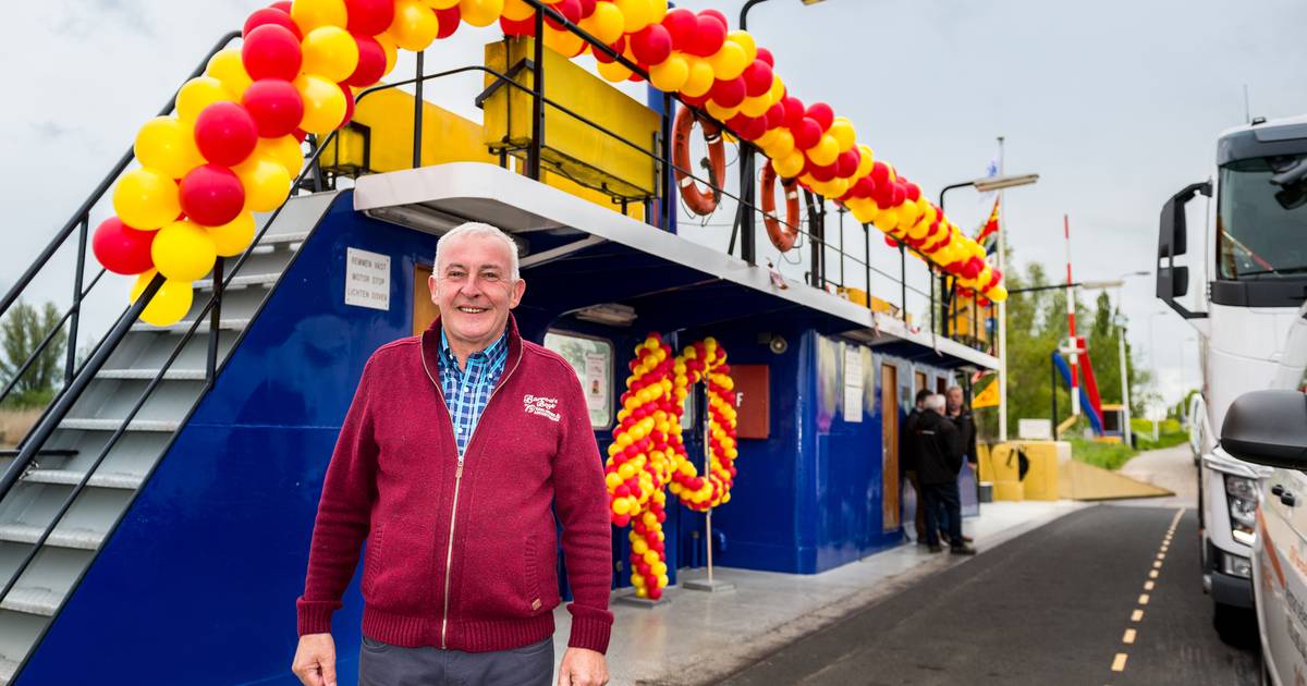 Veerpontmedewerker in het zonnetje gezet met 40-jarig jubileum