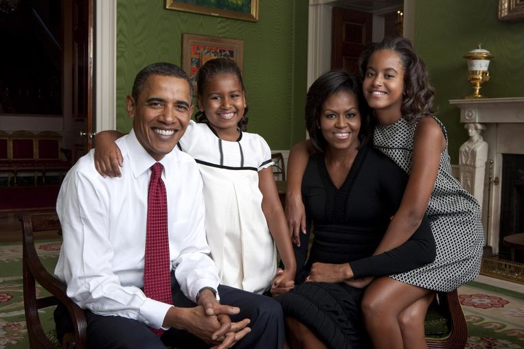 Familieportret (vlnr. Barack, Sasha, Michelle en Malia Obama) in het Witte Huis, september 2009 Beeld Annie Leibowitz