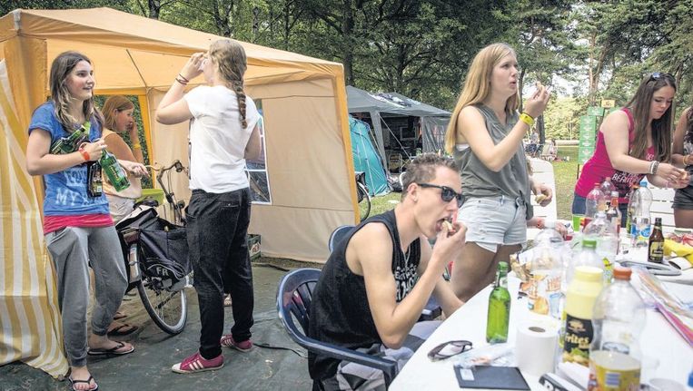 voorpagina Jongerencamping: vrijhaven voor drinkende 18-minners - Trouw
