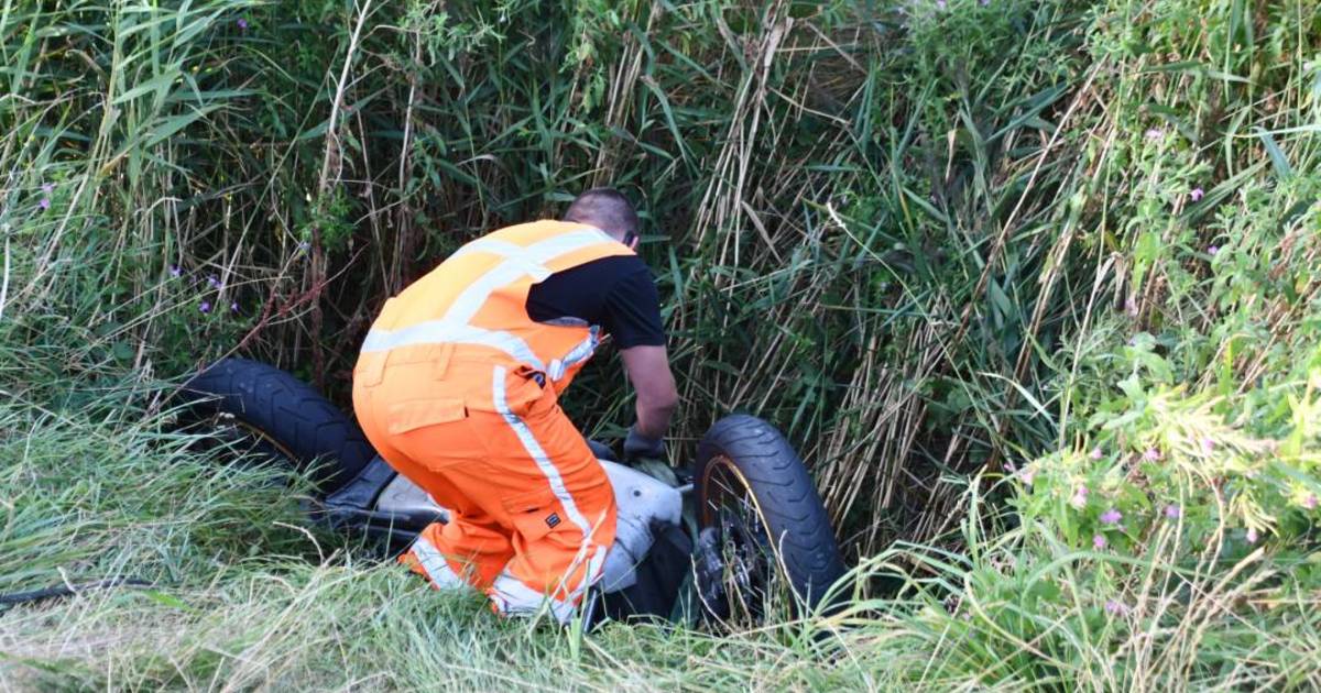Motor op de kop in de greppel nadat bestuurder ten val kom op Parallelweg in Krabbendijke