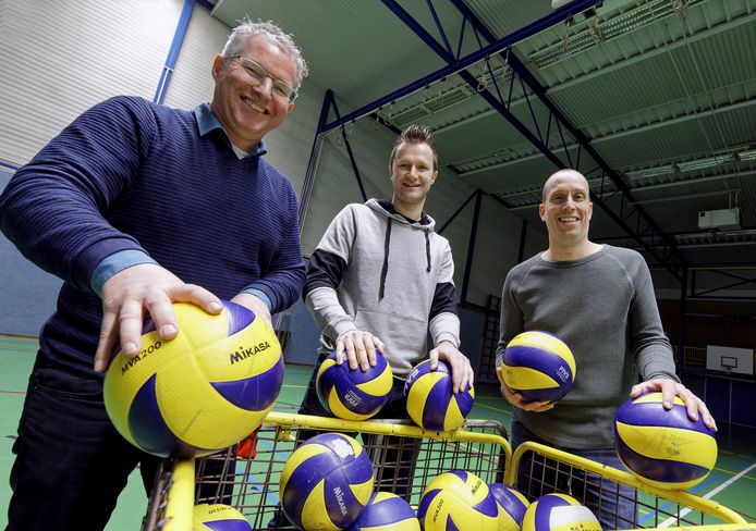 Officier ontspannen Grit Teams Spirit Volleybal spelen in vijf verschillende sporthallen: 'Voor  binding met de club is het beter als we op één locatie zitten' | Den Bosch  | AD.nl